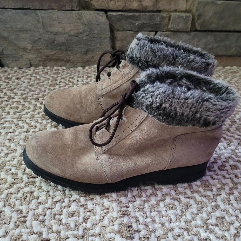Cobbie Cuddlers Tan Suede and Fur Trim Lace-up Ankle Boots Size 9M